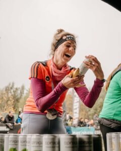 Radostná atmosféra během Spartan Race Lipno 2025 u stánku Spraga