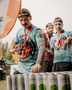 Tým Spraga připravuje ochutnávku kombuchy pro závodníky Spartan Race Lipno 2025