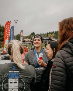Účastníci Spartan Race Lipno 2025 ochutnávají kombuchu Spraga po závodu
