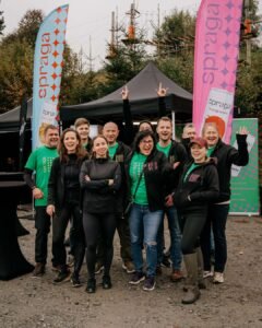 Tým Spraga na Spartan Race Lipno 2025 u stánku s kombuchou
