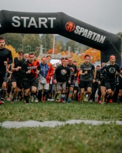 Start závodu Spartan Race Lipno 2025 v Lipně nad Vltavou