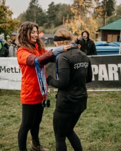 Předávání medaile členovi týmu Spraga po dokončení Spartan Race Lipno 2025