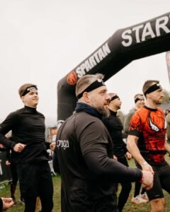 Tým Spraga na startu závodu Spartan Race Lipno 2025