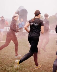 Běžkyně týmu Spraga během závodu Spartan Race Lipno 2025 v Lipně