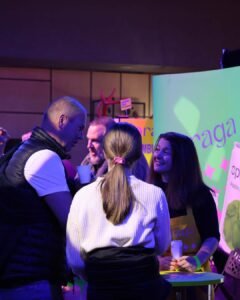 Atmosféra u stánku Spraga na Makro Fest 2026 během večerního programu