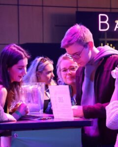 Návštěvníci Makro Fest 2026 ochutnávají kombuchu Spraga u festivalového stánku