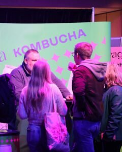 Návštěvníci ochutnávají nepasterizovanou kombuchu Spraga na Makro Fest 2026