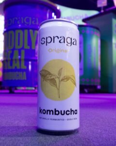 Plechovka kombuchy Spraga Original na stánku během Makro Fest 2026